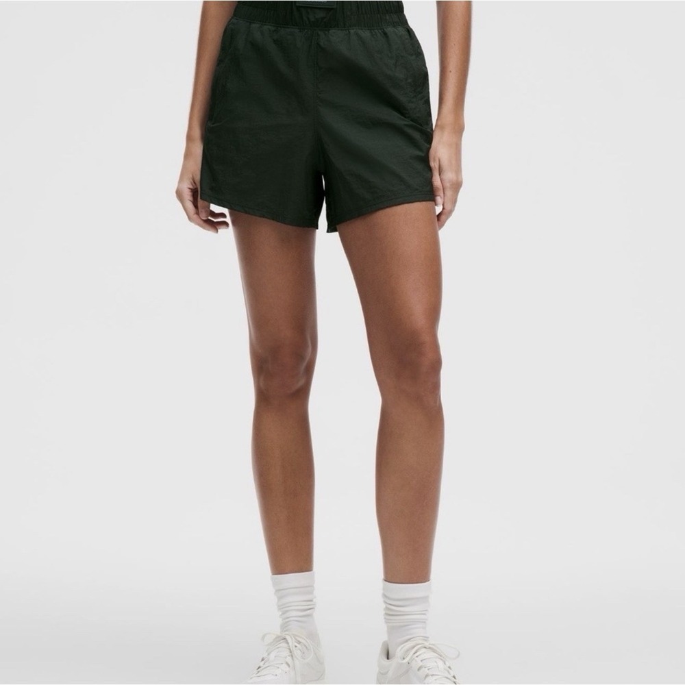 LULULEMON Dark Green Lightweight Super High Rise Training Shorts Sz 4 Zip Pocket